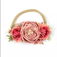Qual o acessório para a cabeça das meninas das alianças fica melhor com o vestido e laço cor de rosa