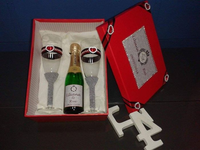 Caixa com flutes e champagne