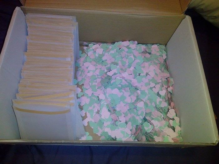 Envelopes de arroz e confetis coração