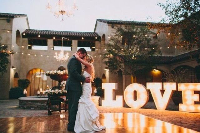 Letras LOVE luminosas