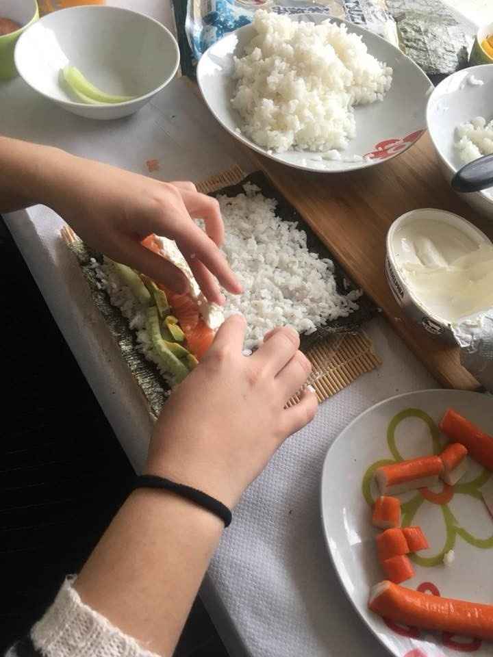 uma dama a fazer sushi