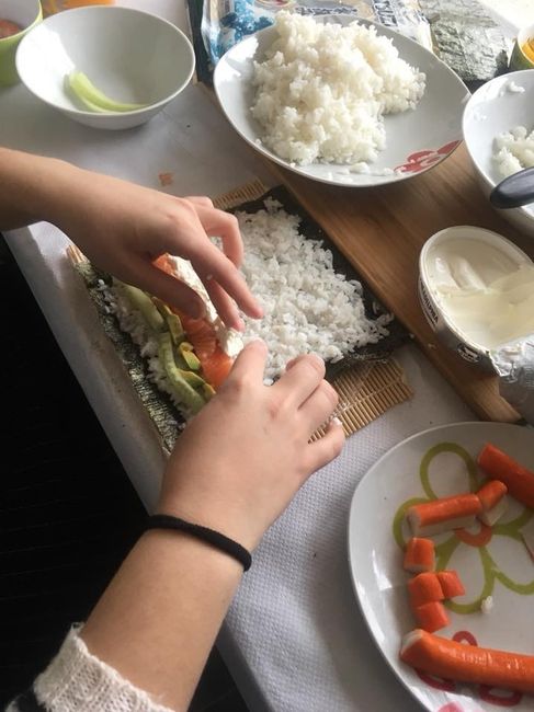 uma dama a fazer sushi