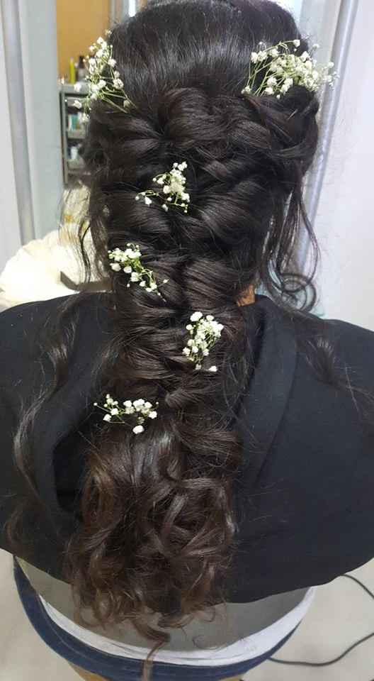 Pedi um penteado preso com cabelo solto perto da cara e optamos por usar flores naturais no cabelo! 