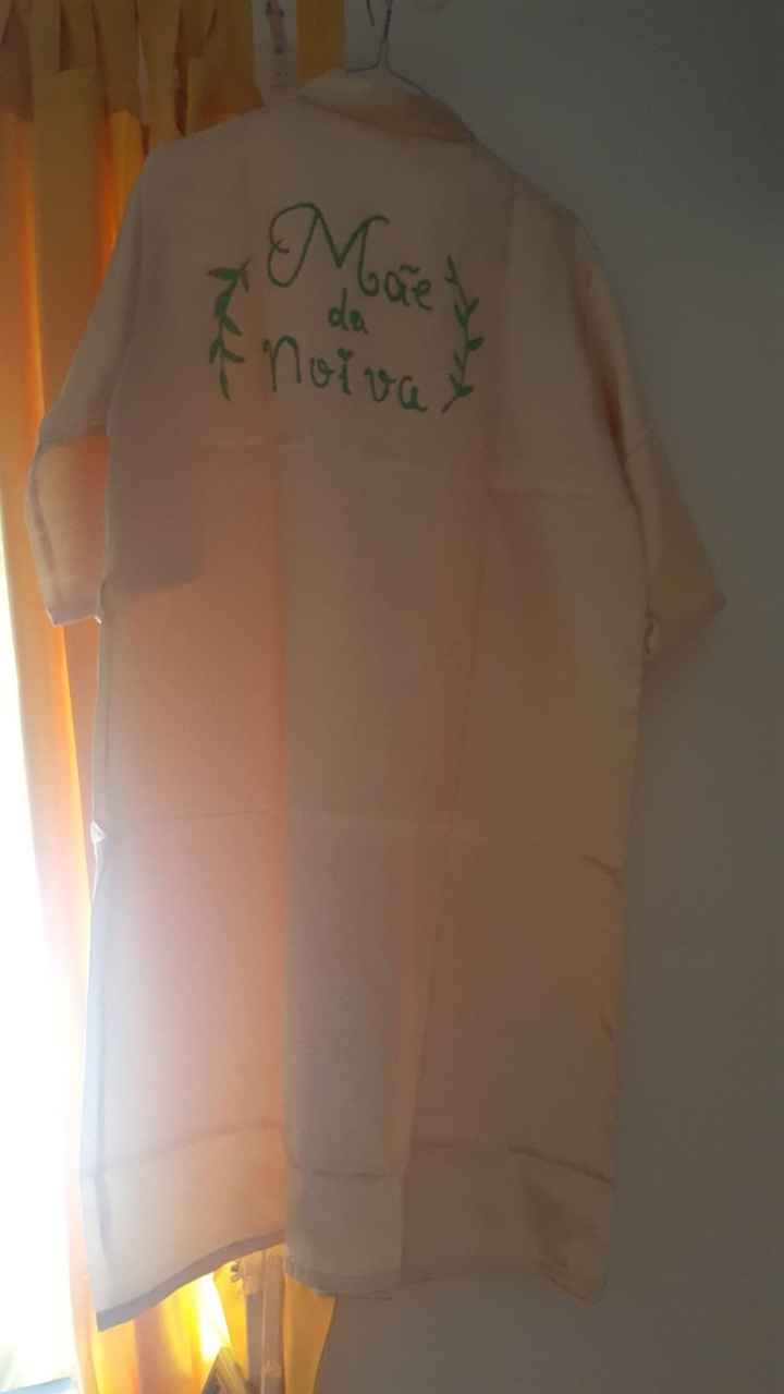 Demos robes às mães, custaram 4,60e cada e personalizei-os com caneta de relevo para tecido.