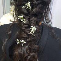 Pedi um penteado preso com cabelo solto perto da cara e optamos por usar flores naturais no cabelo! 