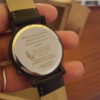 Mandeib vir do Aliexpress um relógio (o noivo faz coleção) para dar ao homem no dia! É de couro e é 