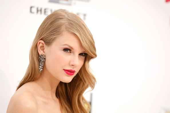 Red lips make up look