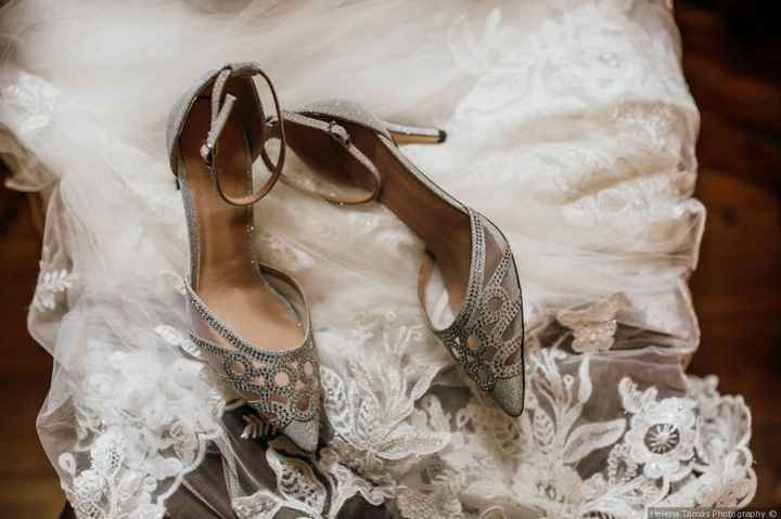 B. Os sapatos da