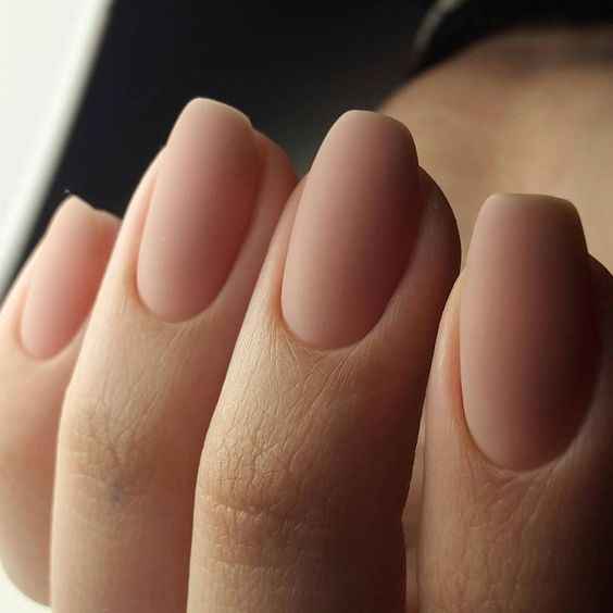 Unhas elegantes e discretas para o dia C 💅 - 4