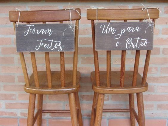 Inspirações de frases para a cadeira dos noivos 3