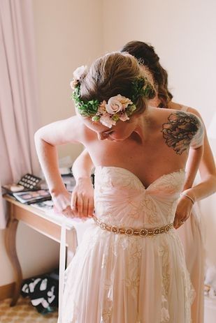 Mostrar as tatuagens no look da noiva? É possível ✔ 5