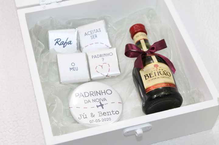 Caixa aberta com bebida personalizada (atrás tem um autocolante personalizado relacionado com o Bras