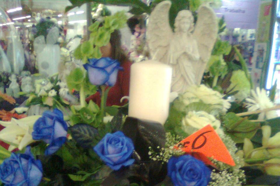 Centro com flores azuis