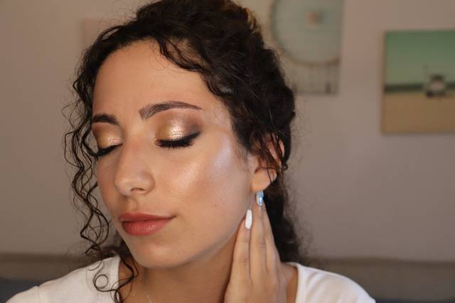 Maquilhagem glam e luminosa