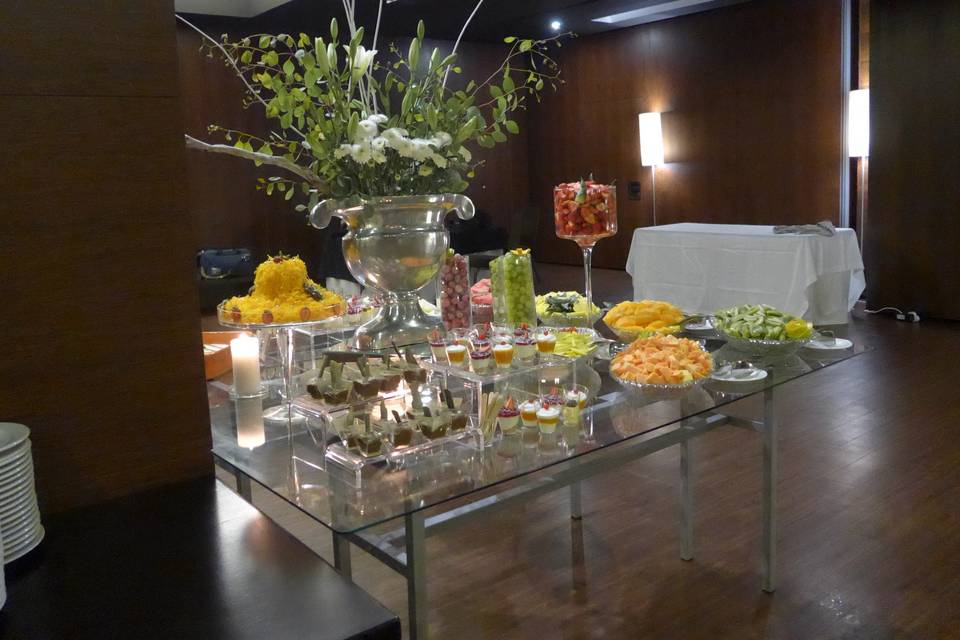 Mesa de frutas e doces
