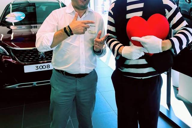 Mimo a brincar com as pessoas