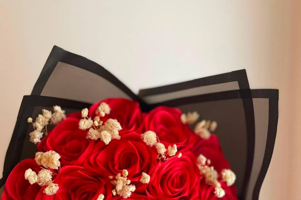Rosas Vermelhas com gypsófila