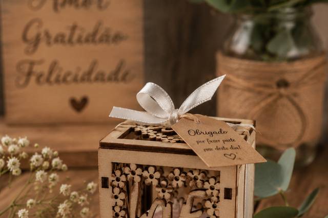 Cubo de madeira com vela