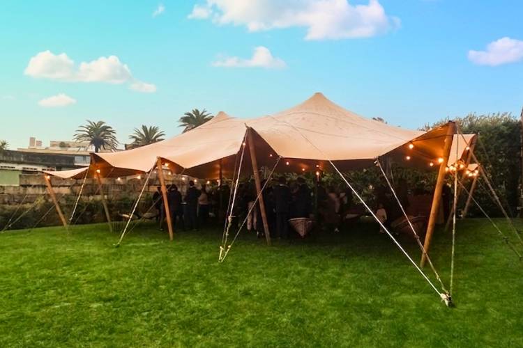 Aperitivos no jardim com tenda