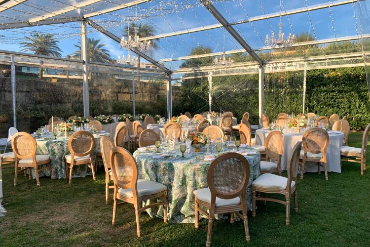 Jantar no jardim com tenda