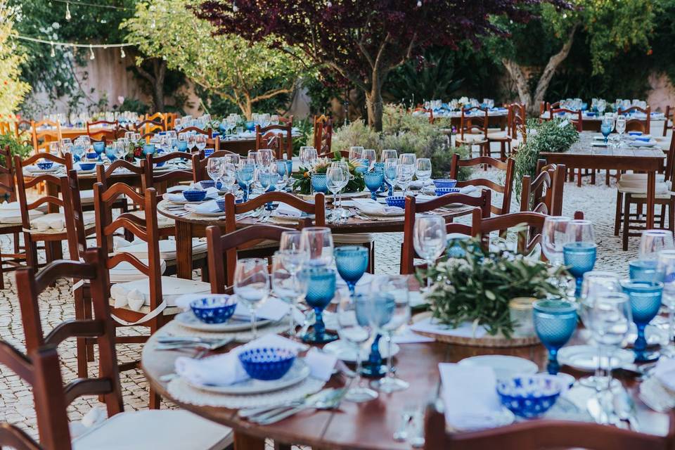 Mesas postas no Pátio