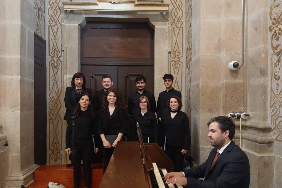 Pequeno Coro e Organista