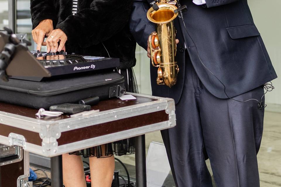 DJ com Saxofone em Casamento