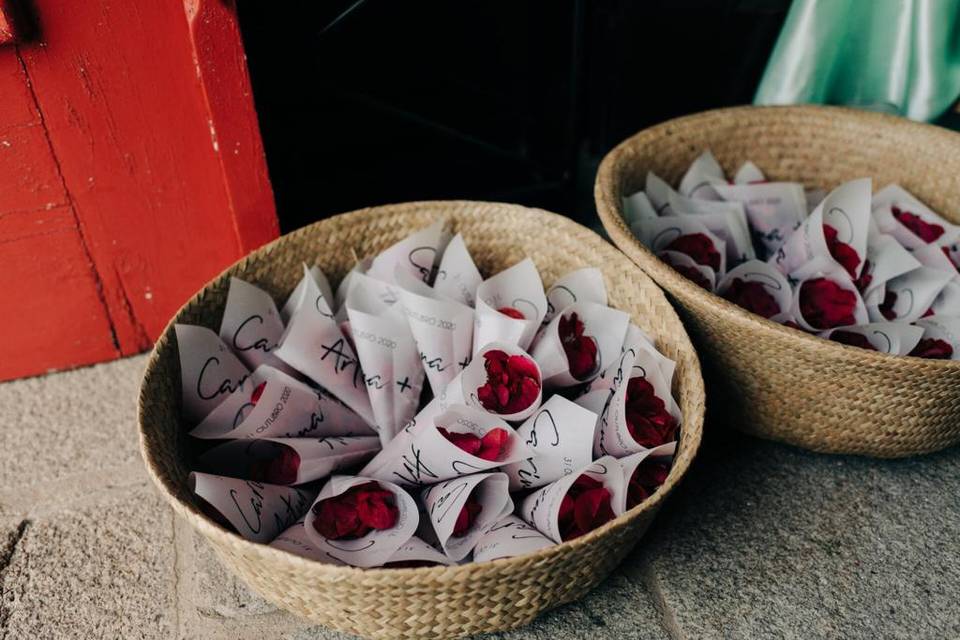 Cones de flores igreja