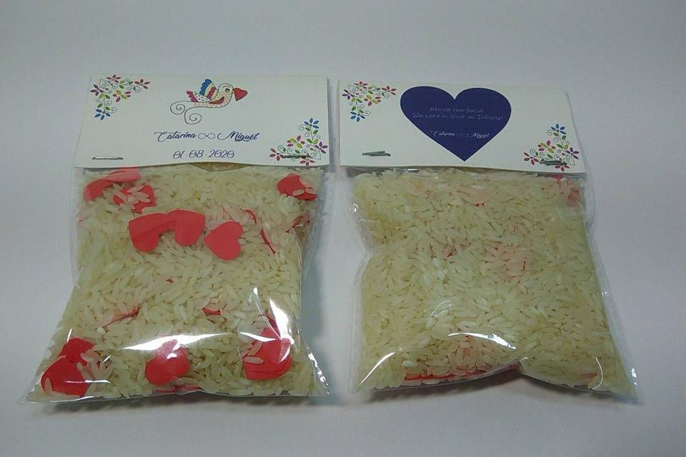 Saquinhos de arroz e corações