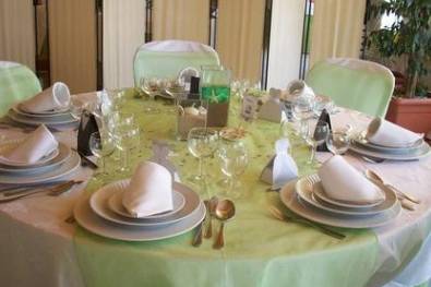 Mesa decorada com a cor verde