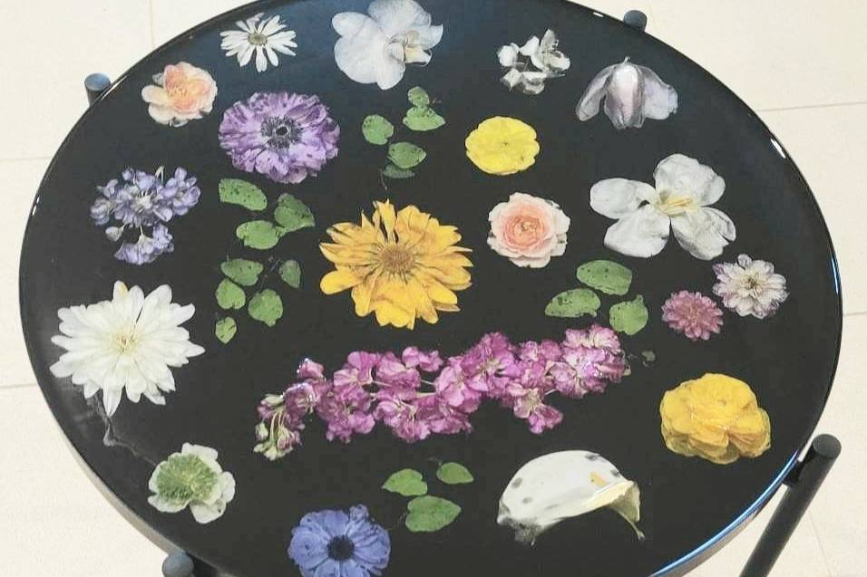 Mesa com flores preservadas