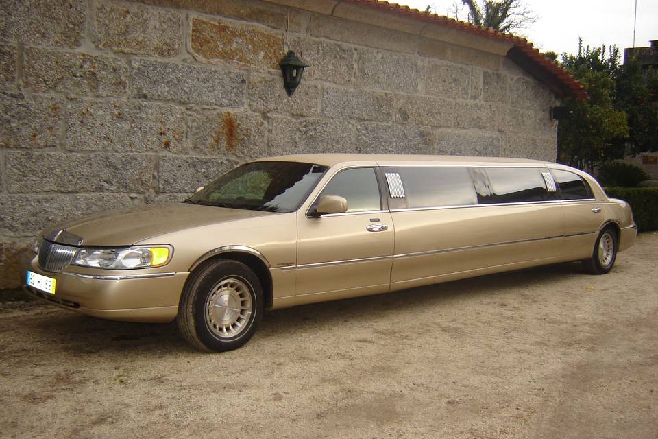 Limousine Lincoln Dourada