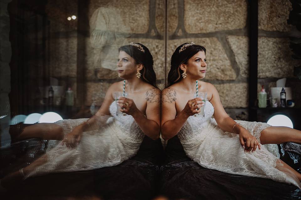 Noiva a ser tatuada