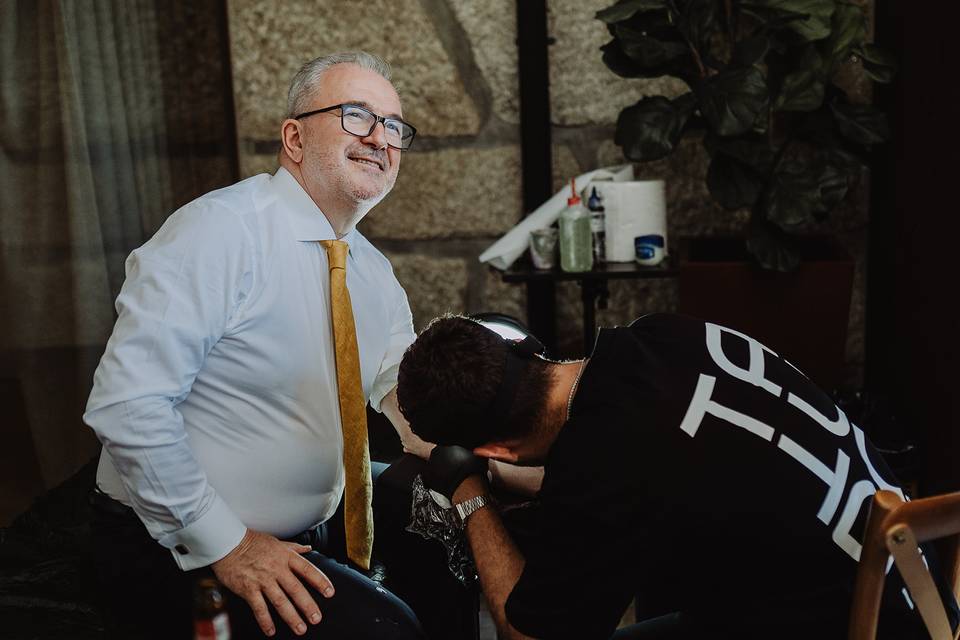Pai do noivo a ser tatuado