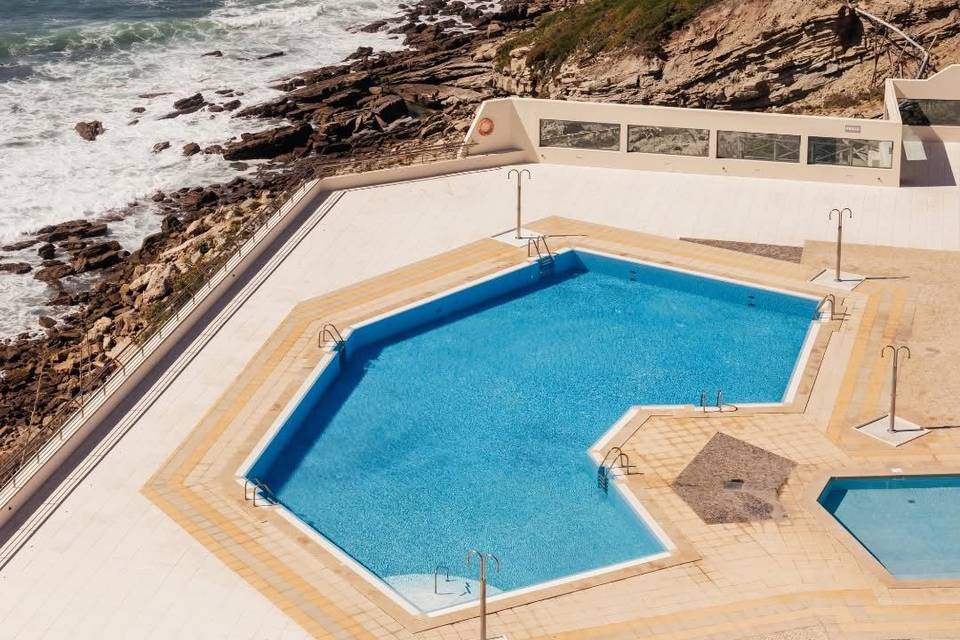 Piscina com vista para o mar