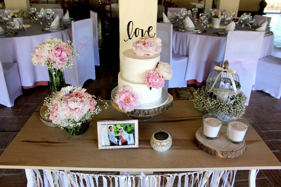 Decoração mesa bolo dos noivos