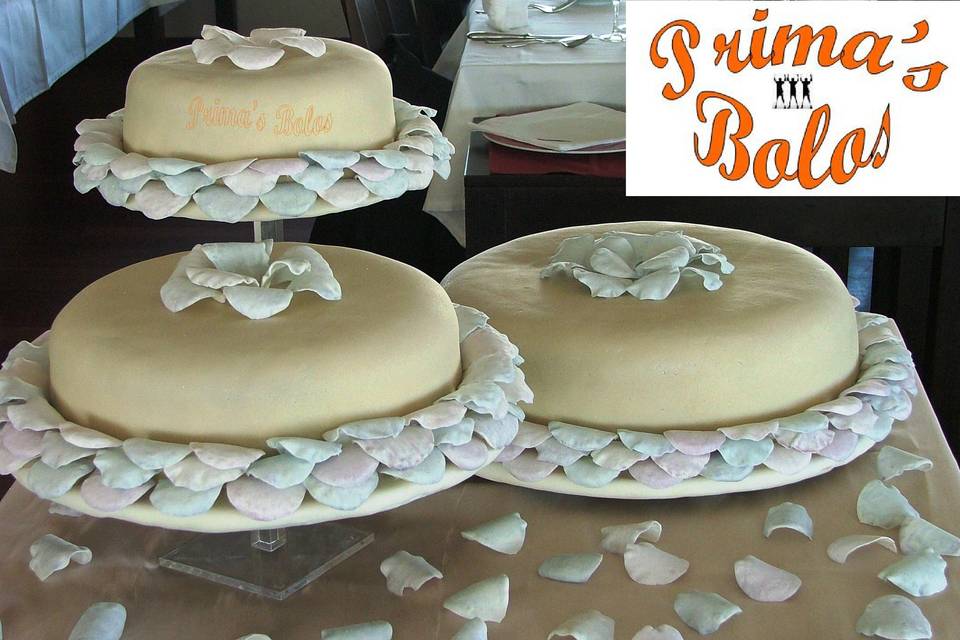 Bolo de casamento com pétalas