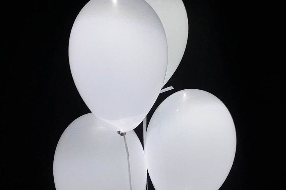Balões brancos a elio com led