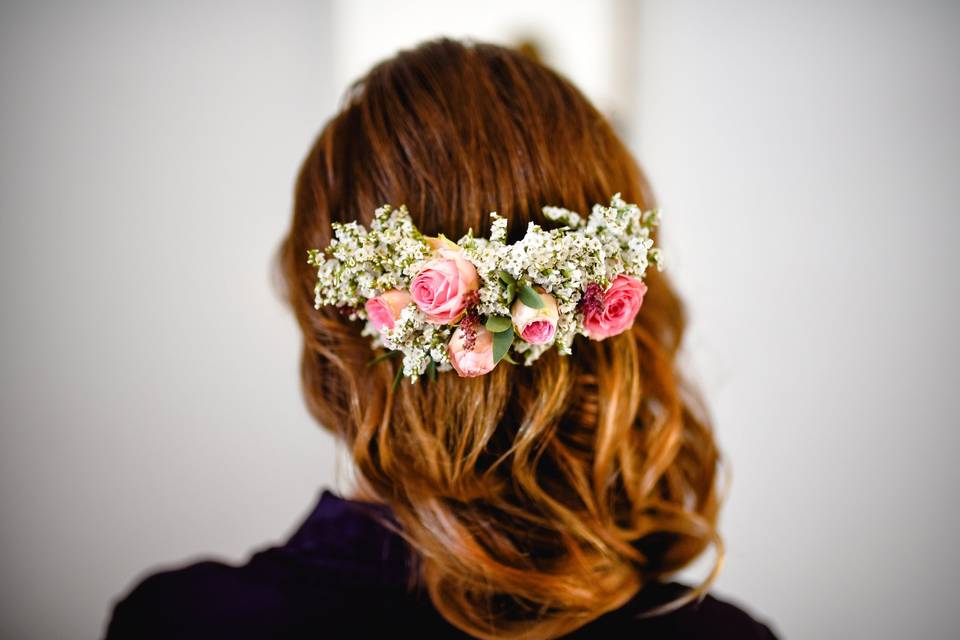 Hair with curls and flowers
