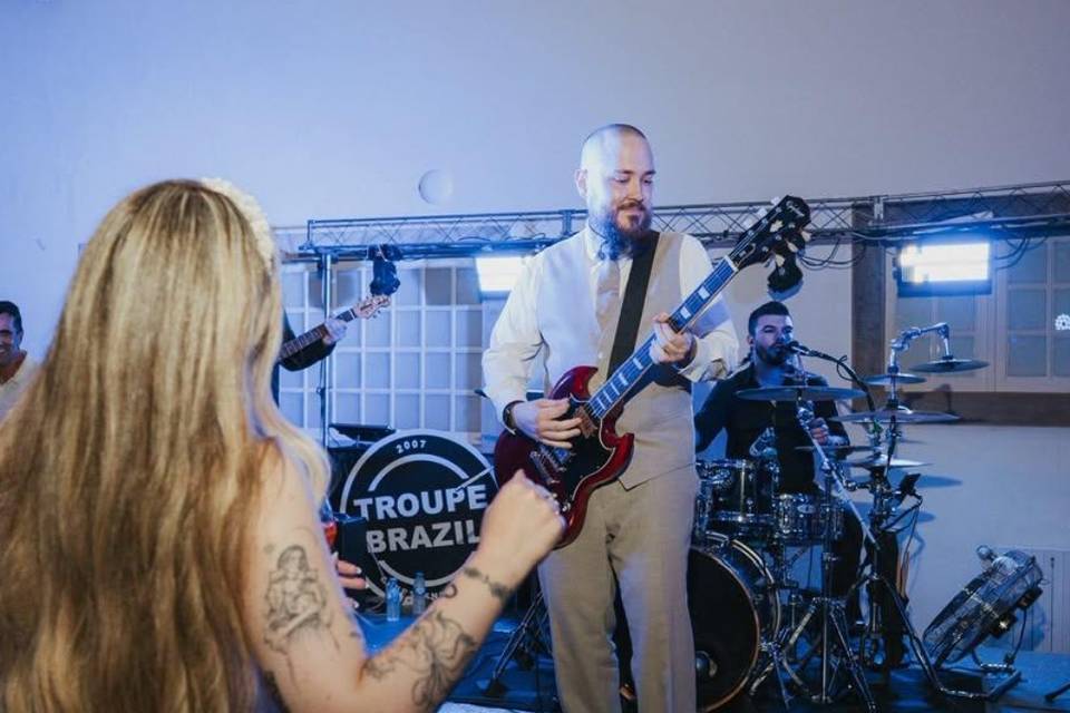 Noivo tocando no palco