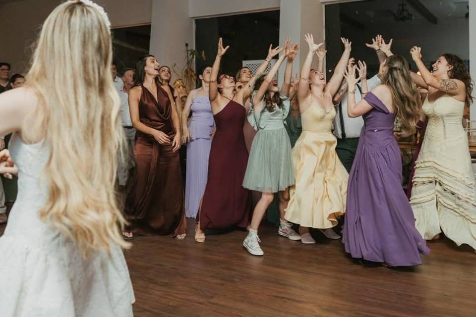 Noiva dança com amigas