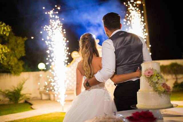 Corte do bolo e cones fogo
