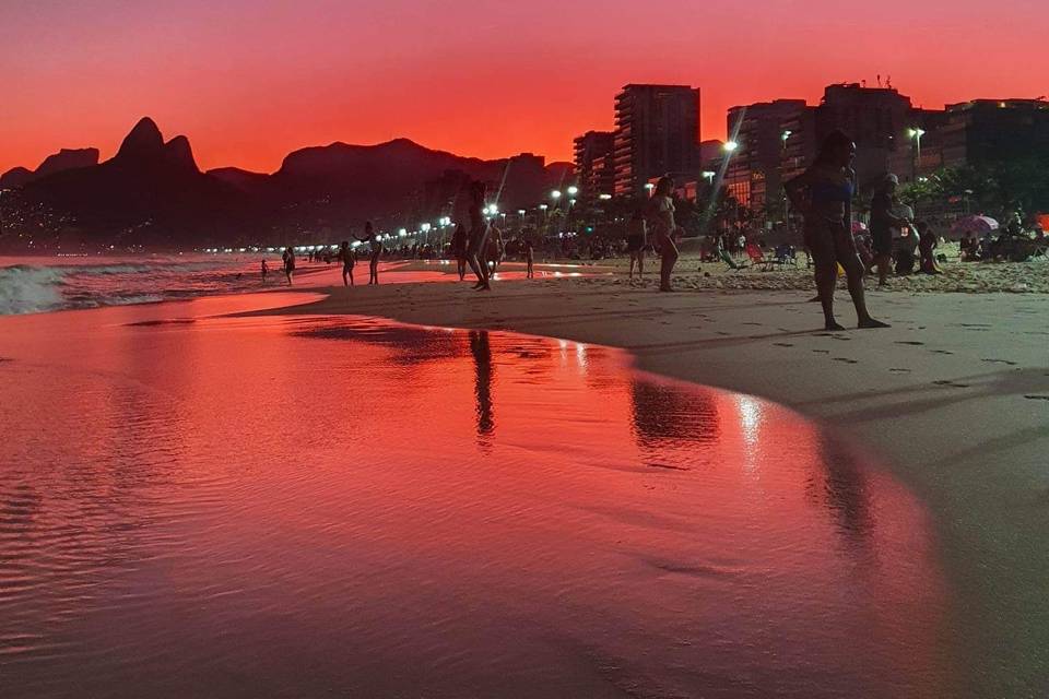 Amor, mar e um pôr de sol