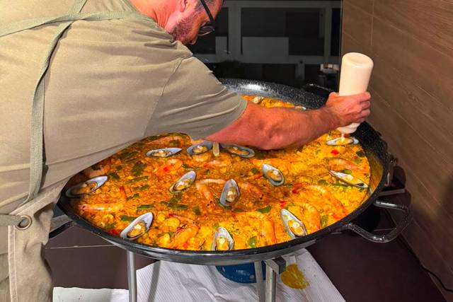 Paella preparada ao vivo