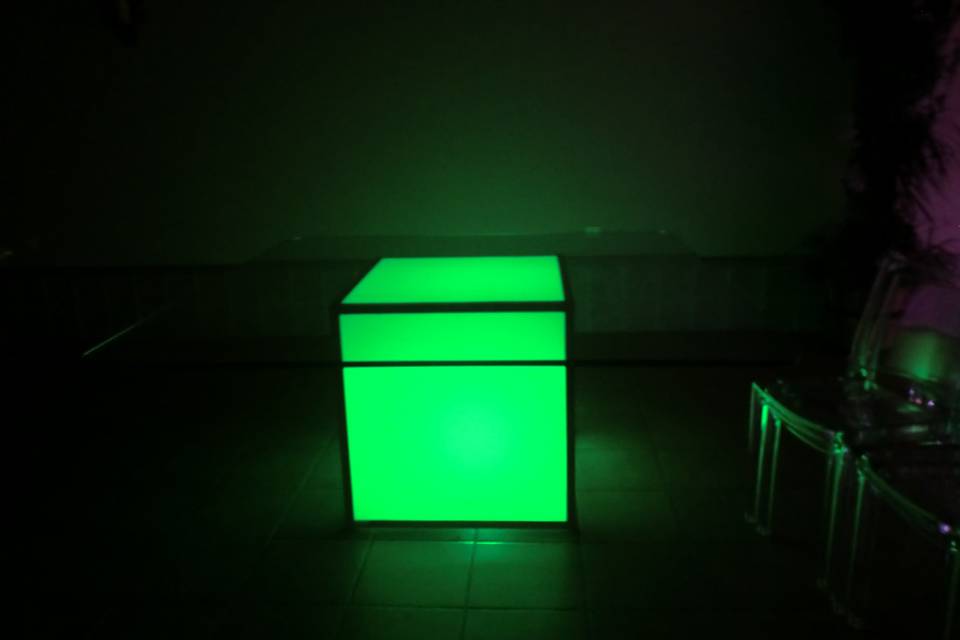 Mesa de vidro iluminada