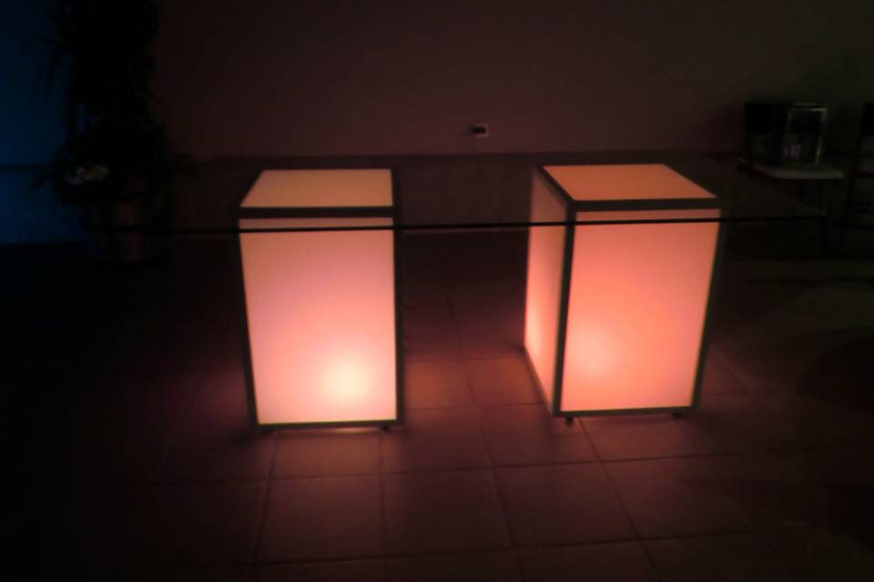 Mesa de vidro iluminada