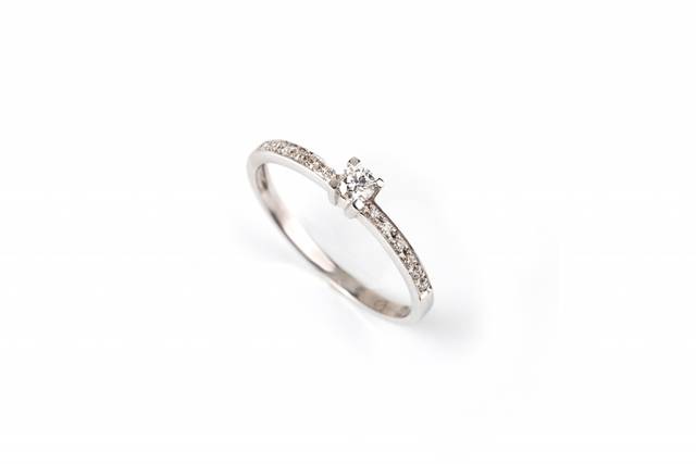 Anel de noivado com diamantes