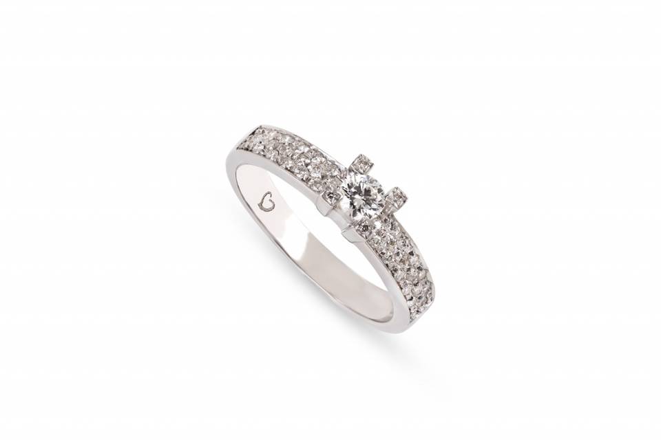 Anel de noivado com diamantes