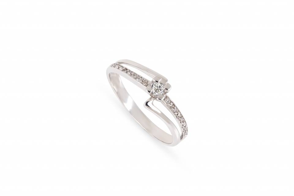 Anel de noivado com diamantes