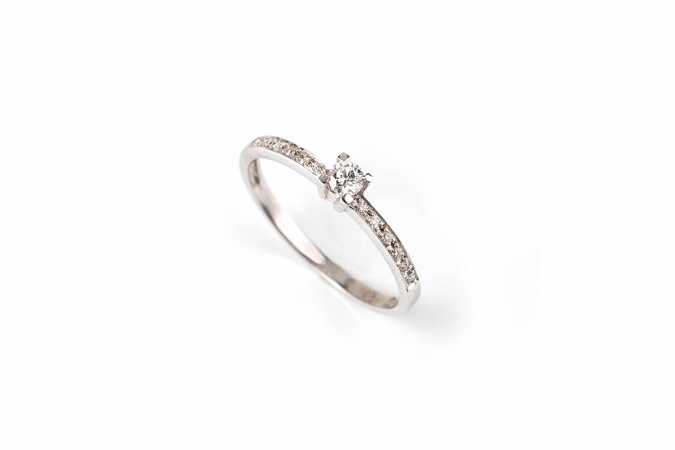 Anel de noivado com diamantes